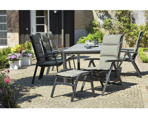 Gartensitzgruppe mit Tisch, Stühlen und Fußhocker im Außenbereich