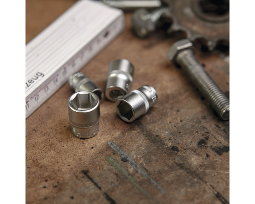 Mehrere Steckschlüsseleinsätze auf einer Werkbank