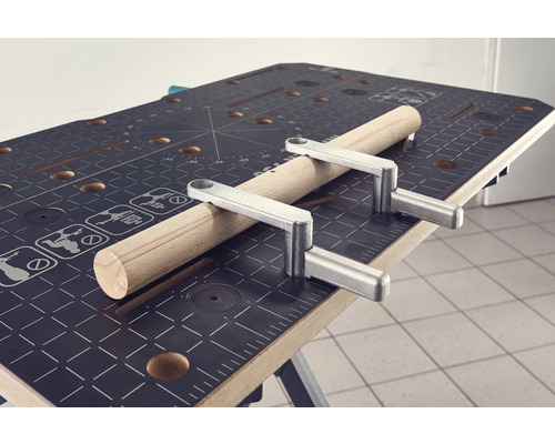 Werkbank mit Schraubzwingen und einem Holzstab