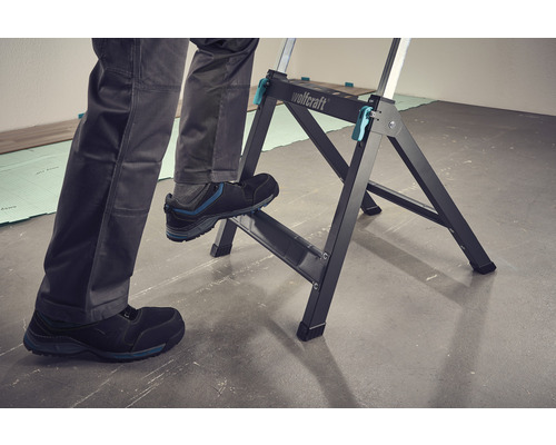 Eine Person steht auf einem Wolfcraft Arbeitstisch.