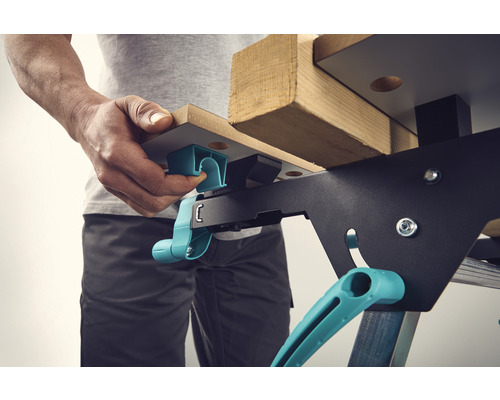 Detailansicht einer Werkbank mit Spannhebel und Werkstückhalterung