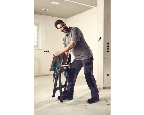 Mann mit Wolfcraft Werkbank im Innenraum