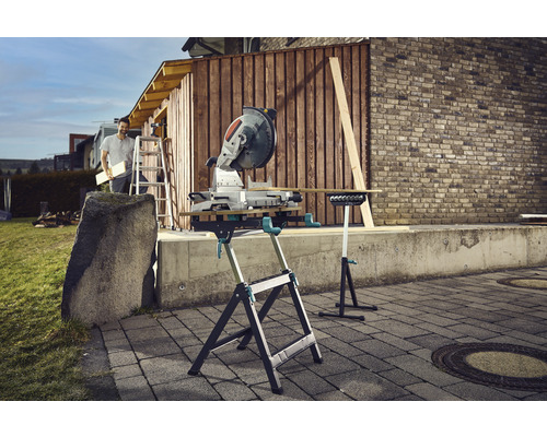 Gehrungssäge auf Arbeitstisch im Außenbereich