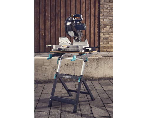 Kapp- und Gehrungssäge auf einem Sägetisch von Wolfcraft