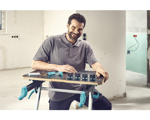 Mann mit Werkbank im Rohbau