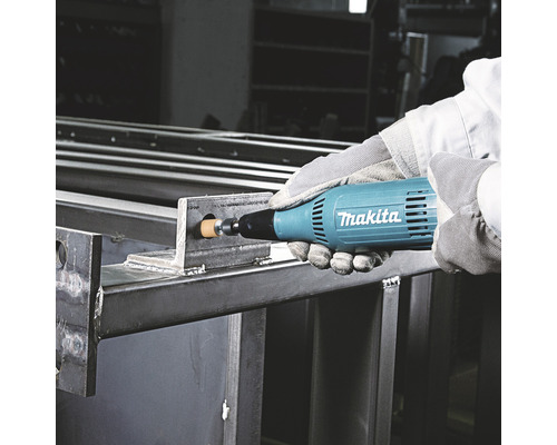 Makita Logo. Eine Person verwendet einen Geradschleifer an einem Metallwerkstück.