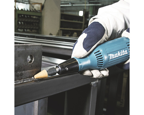 Makita Logo. Eine Person schleift ein Metallstück mit einem Geradschleifer.
