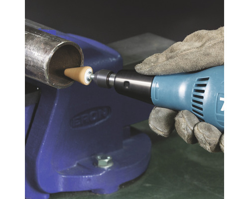 Rohrbearbeitung mit einem Schleifwerkzeug am Schraubstock