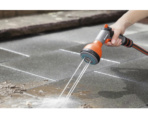 Gartenschlauchdüse im Einsatz beim Reinigen einer Terrasse