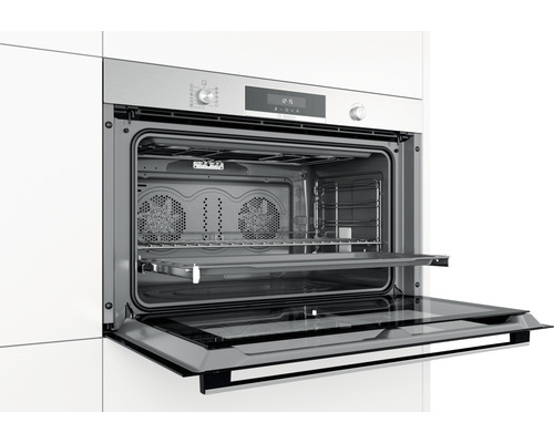 Edelstahl Einbaubackofen mit geöffneter Tür in einer Küche