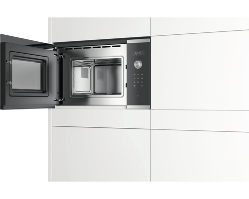 Offene Einbaumikrowelle in einem Küchenschrank