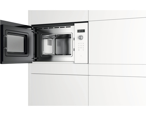 Offene Einbau Mikrowelle in einer Küchenzeile.