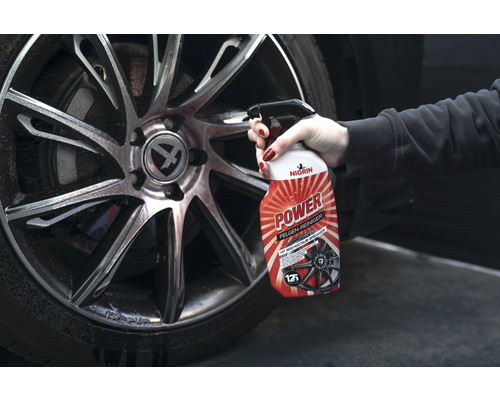 Anwendung von Nigrin Power Felgenreiniger auf einer Felge.