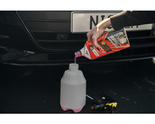 Autoshampoo wird in einen Behälter gefüllt