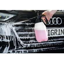 Schaumsprüher in Verwendung zur Autowäsche