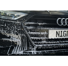 Nahaufnahme eines schwarzen Autos mit Schaum bedeckt, inklusive Audi Logo