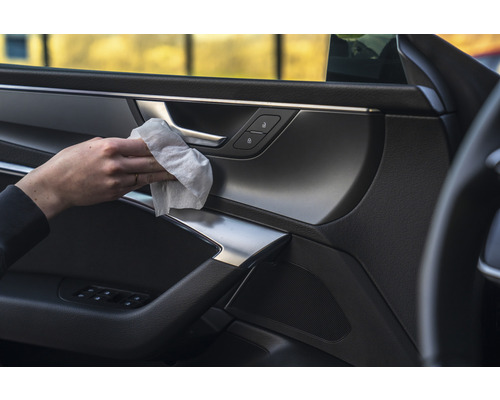 Reinigung der Autotür mit einem Feuchttuch