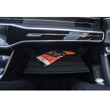 Nigrin Power Scheiben Reiniger im Handschuhfach eines Autos
