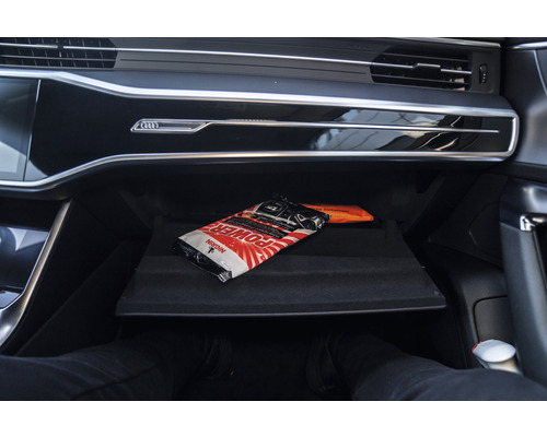 Nigrin Power Scheiben Reiniger im Handschuhfach eines Autos