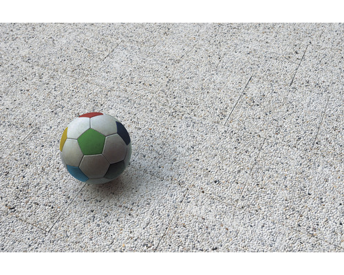 Fußball auf Steinboden