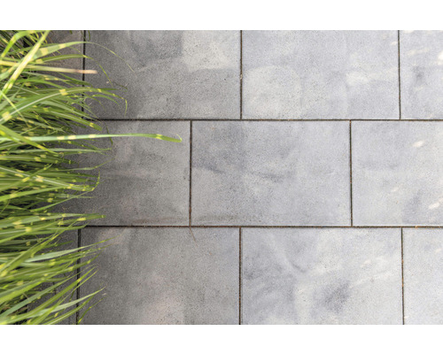 Graue Pflastersteine mit Gras