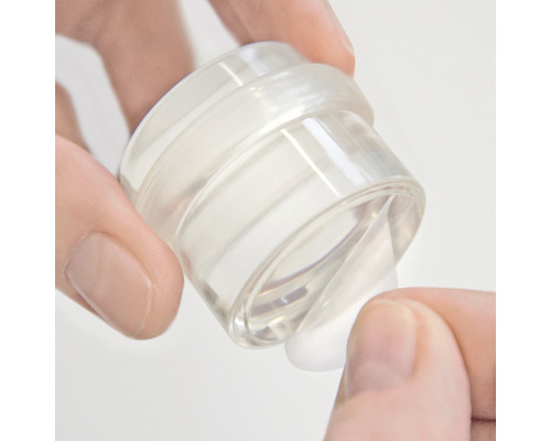 Transparenter Dosierspender mit Creme