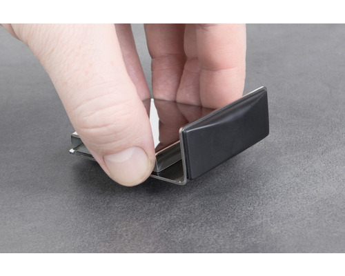 Person hält ein Metallprofil in der Hand