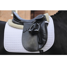 Schwarzer Dressursattel mit Steigbügel und weißer Satteldecke auf einem Pferd