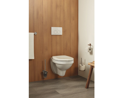 Modernes Badezimmer mit Wand-WC, Toilettenbürste, Handtuchhalter und WC-Papierhalter.
