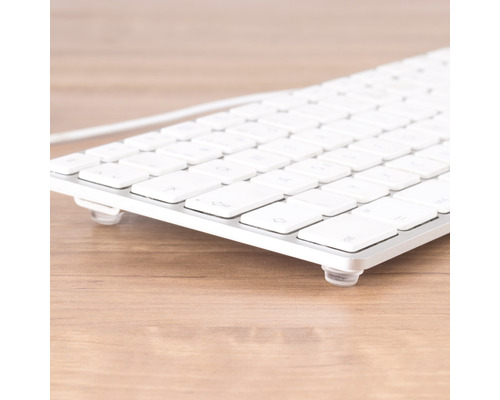 Nahaufnahme einer Computer-Tastatur auf einem Holztisch