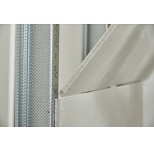 Detailaufnahme einer Metallkonstruktion mit Gipskartonplatten
