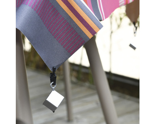 Tischdeckenbeschwerer an einer Tischdecke befestigt