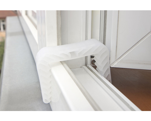 Fenstersicherung aus Kunststoff am Fensterrahmen