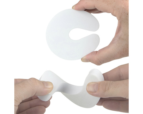 Zwei Türstopper werden in der Hand gehalten