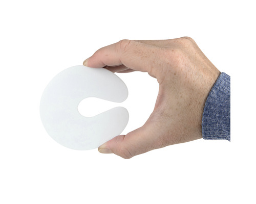 Hand hält Türstopper aus Kunststoff