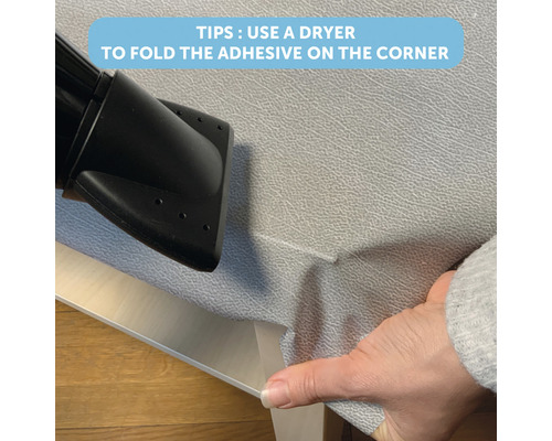 Anwendungstipp: Mit einem Fön die Klebefolie an der Ecke fixieren.