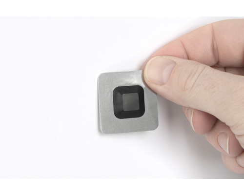 Quadratische Schablone mit Aussparung in der Hand