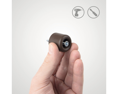 Brauner Türstopper mit Schraube in einer Hand
