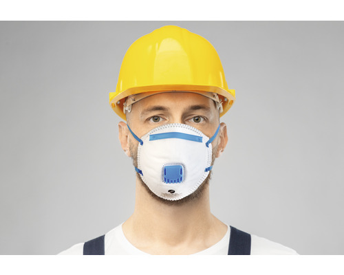 Handwerker mit Atemschutzmaske und Schutzhelm