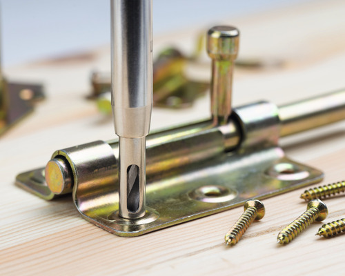 Türriegel aus Metall mit Schrauben auf Holz montiert