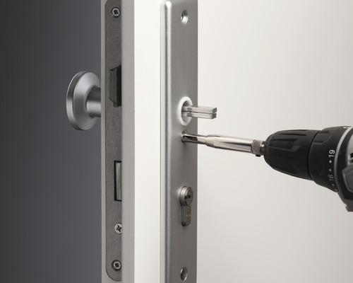 Einbau eines Türbeschlags mit einem Akkuschrauber