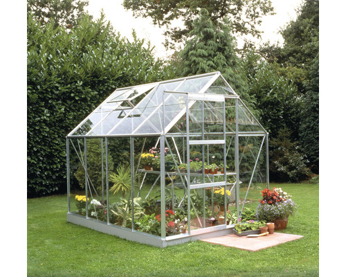 Gewächshaus mit Pflanzen im Garten.