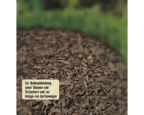 Nahaufnahme von Holzhackschnitzeln zur Bodenabdeckung im Garten.
