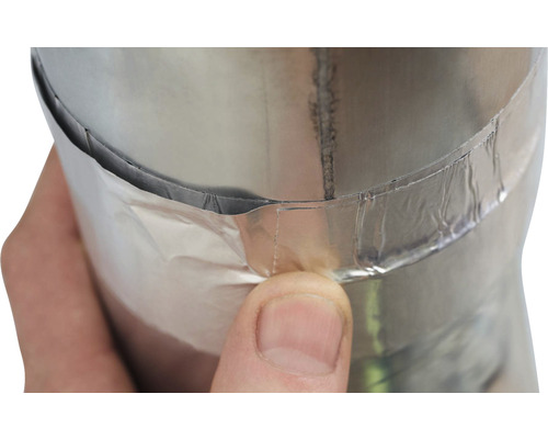Detailaufnahme eines flexiblen Aluminiumrohrs, das mit Aluminiumband abgedichtet wird.
