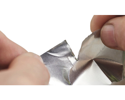 Hände reißen Alufolie