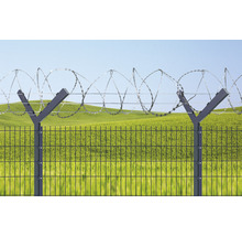 Doppelstabmattenzaun mit Stacheldraht vor grüner Landschaft