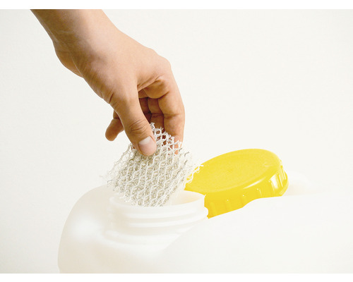 Hand legt Filter in Luftbefeuchter