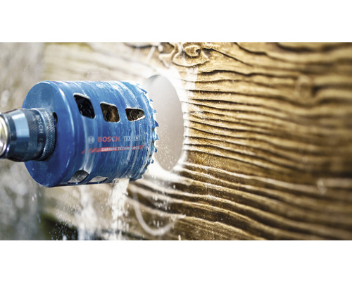 Lochsäge bohrt Loch in Holz