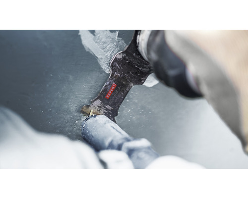 Rohrabschneider schneidet ein Rohr