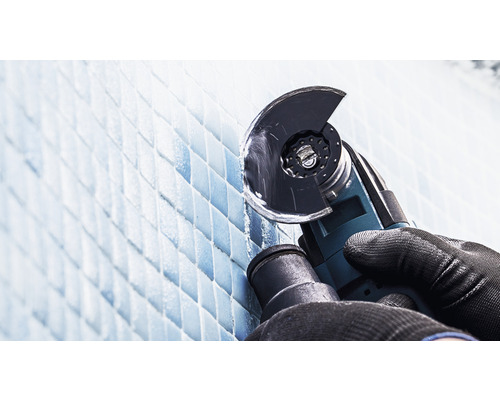 Fliesenschneider beim Schneiden von Mosaikfliesen